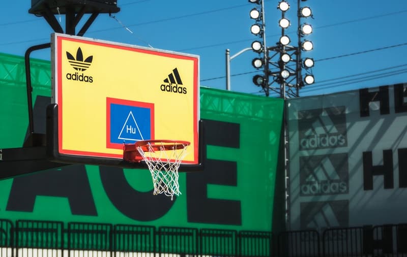 adidas 747 Warehouse St. の会場の様子を HYPEBEAST が独占公開 Snoop Doggチーム vs 2 Chainz チームの試合も行われた特設会場に潜入してみよう 今週末はいよいよNBAのオールスターウィークエンドだが、〈adidas（アディダス）〉はこの祭典を記念して、ロサンゼルスで特別イベント「747 Warehouse St.」を開催中。我々『HYPEBEAST』は観客来場前の会場に一足早くお邪魔して、今回のために設置されたセットの撮影を敢行した。  その様子は上のフォトギャラリーよりご確認いただけるが、屋外にはLAの日差しに映えるポップなフロア模様をしたバスケットコートが用意されており、その一角には〈Alexander Wang（アレキサンダー ワン）〉仕様になったスペースも。ここではSnoop Dogg（スヌープ・ドッグ）チーム対2 Chainz（2チェインズ）チームの試合が行われ、その他にもN.E.R.D.（エヌ・イー・アール・ディー）やPusha T（プシャ・T）といった大物たちも来場した。また、自身がダンクをしている姿を360°から撮影できたり、「Brooklyn Creative Farm」もワークショップを開催するなど、屋内にも様々なコンテンツが用意されている。  バスケットボール好きの方は『HYPEBEAST』がお届けしているその他のNBAニュースもお見逃しなく。