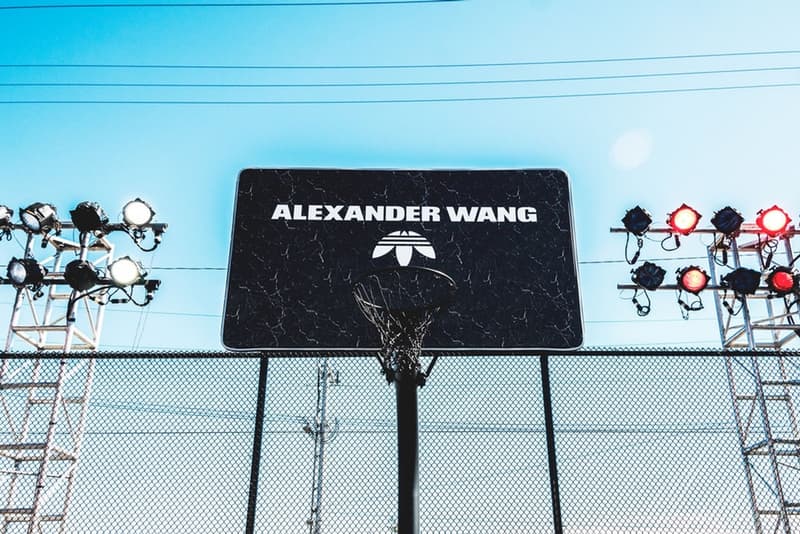 adidas 747 Warehouse St. の会場の様子を HYPEBEAST が独占公開 Snoop Doggチーム vs 2 Chainz チームの試合も行われた特設会場に潜入してみよう 今週末はいよいよNBAのオールスターウィークエンドだが、〈adidas（アディダス）〉はこの祭典を記念して、ロサンゼルスで特別イベント「747 Warehouse St.」を開催中。我々『HYPEBEAST』は観客来場前の会場に一足早くお邪魔して、今回のために設置されたセットの撮影を敢行した。  その様子は上のフォトギャラリーよりご確認いただけるが、屋外にはLAの日差しに映えるポップなフロア模様をしたバスケットコートが用意されており、その一角には〈Alexander Wang（アレキサンダー ワン）〉仕様になったスペースも。ここではSnoop Dogg（スヌープ・ドッグ）チーム対2 Chainz（2チェインズ）チームの試合が行われ、その他にもN.E.R.D.（エヌ・イー・アール・ディー）やPusha T（プシャ・T）といった大物たちも来場した。また、自身がダンクをしている姿を360°から撮影できたり、「Brooklyn Creative Farm」もワークショップを開催するなど、屋内にも様々なコンテンツが用意されている。  バスケットボール好きの方は『HYPEBEAST』がお届けしているその他のNBAニュースもお見逃しなく。