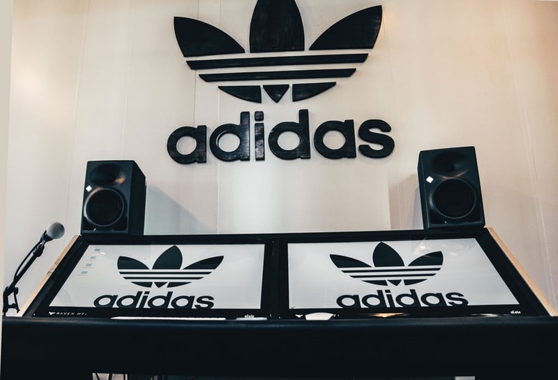 adidas 747 Warehouse St. の会場の様子を HYPEBEAST が独占公開 Snoop Doggチーム vs 2 Chainz チームの試合も行われた特設会場に潜入してみよう 今週末はいよいよNBAのオールスターウィークエンドだが、〈adidas（アディダス）〉はこの祭典を記念して、ロサンゼルスで特別イベント「747 Warehouse St.」を開催中。我々『HYPEBEAST』は観客来場前の会場に一足早くお邪魔して、今回のために設置されたセットの撮影を敢行した。  その様子は上のフォトギャラリーよりご確認いただけるが、屋外にはLAの日差しに映えるポップなフロア模様をしたバスケットコートが用意されており、その一角には〈Alexander Wang（アレキサンダー ワン）〉仕様になったスペースも。ここではSnoop Dogg（スヌープ・ドッグ）チーム対2 Chainz（2チェインズ）チームの試合が行われ、その他にもN.E.R.D.（エヌ・イー・アール・ディー）やPusha T（プシャ・T）といった大物たちも来場した。また、自身がダンクをしている姿を360°から撮影できたり、「Brooklyn Creative Farm」もワークショップを開催するなど、屋内にも様々なコンテンツが用意されている。  バスケットボール好きの方は『HYPEBEAST』がお届けしているその他のNBAニュースもお見逃しなく。