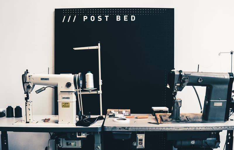 adidas 747 Warehouse St. の会場の様子を HYPEBEAST が独占公開 Snoop Doggチーム vs 2 Chainz チームの試合も行われた特設会場に潜入してみよう 今週末はいよいよNBAのオールスターウィークエンドだが、〈adidas（アディダス）〉はこの祭典を記念して、ロサンゼルスで特別イベント「747 Warehouse St.」を開催中。我々『HYPEBEAST』は観客来場前の会場に一足早くお邪魔して、今回のために設置されたセットの撮影を敢行した。  その様子は上のフォトギャラリーよりご確認いただけるが、屋外にはLAの日差しに映えるポップなフロア模様をしたバスケットコートが用意されており、その一角には〈Alexander Wang（アレキサンダー ワン）〉仕様になったスペースも。ここではSnoop Dogg（スヌープ・ドッグ）チーム対2 Chainz（2チェインズ）チームの試合が行われ、その他にもN.E.R.D.（エヌ・イー・アール・ディー）やPusha T（プシャ・T）といった大物たちも来場した。また、自身がダンクをしている姿を360°から撮影できたり、「Brooklyn Creative Farm」もワークショップを開催するなど、屋内にも様々なコンテンツが用意されている。  バスケットボール好きの方は『HYPEBEAST』がお届けしているその他のNBAニュースもお見逃しなく。