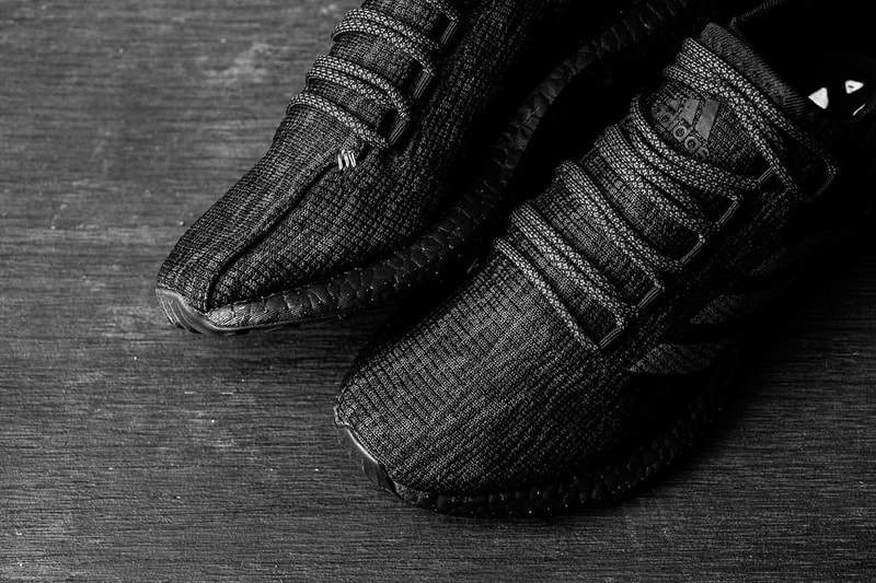 adidas PureBOOST にモードな空気感を纏った “Triple Black” が登場 本格志向のシティランナーから絶大な人気を博す逸品が年中無休の万能カラーにアップデート adidas アディダス 布の魔術師 山本耀司 Y-3 ワイスリー 2017年ホリデーコレクション PureBOOST BOOSTフォーム ミッドソール ストレッチウェブアウトソール サーキュラーニットアッパー オールブラック Triple Black Sneaker Politics ベルギー Raf Simons ラフ・シモンズ adidas by Raf Simons HYPEBEAST ハイプビースト