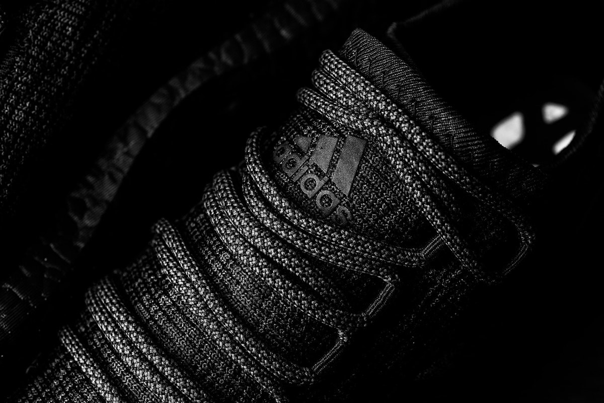 adidas PureBOOST にモードな空気感を纏った “Triple Black” が登場 本格志向のシティランナーから絶大な人気を博す逸品が年中無休の万能カラーにアップデート adidas アディダス 布の魔術師 山本耀司 Y-3 ワイスリー 2017年ホリデーコレクション PureBOOST BOOSTフォーム ミッドソール ストレッチウェブアウトソール サーキュラーニットアッパー オールブラック Triple Black Sneaker Politics ベルギー Raf Simons ラフ・シモンズ adidas by Raf Simons HYPEBEAST ハイプビースト