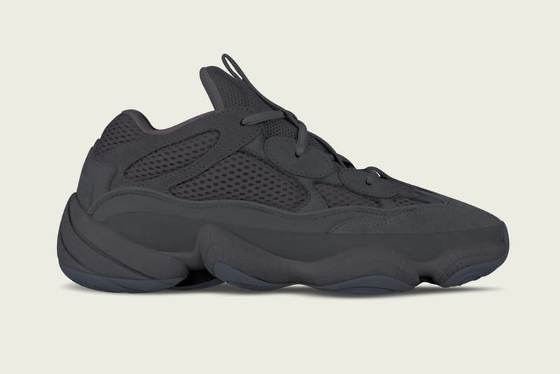 ブラックカラーで包み込んだ YEEZY Desert Rat 500 の新色モデルのリークビジュアルが登場