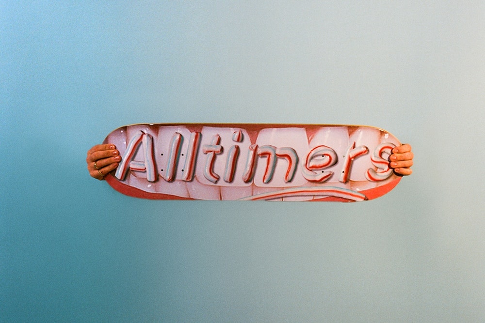 変化球多めな謎のスケートレーベル Alltimers が2018年春ルックブックを公開 様変わりなデザインが購買意欲を駆り立てる都会派スケーターブランドの新シーズンを始動 都会派スケーターのコアブランドとして、『Supreme New York』や『Dover Street Market』にもストックされるNY発の謎多きスケートレーベル〈Alltimers（オールタイマーズ）〉が、冬に別れを告げる2018年春のルックブックを公開した。Michael Fox（マイケル・フォックス）が撮影したフォトセットでは、フーディ、Tシャツ、ショーツなど、〈Alltimers〉を象徴するカクテルロゴを配したエッセンシャルなアイテムにクローズアップ。また、今季は歯磨き粉でブランド名を描いた歯柄のグラフィックと鱗デザインのスケートデッキも登場する模様だ。  本コレクションは〈Alltimers〉のオンラインストアならびに一部取り扱い店舗にて、2月20日（現地時間）より発売開始。クルーの面々がモントリオールやNYのストリートを舞台にキレキレなライディングを披露した〈Alltimers〉のスケートクリップもプレイバックしておこう。