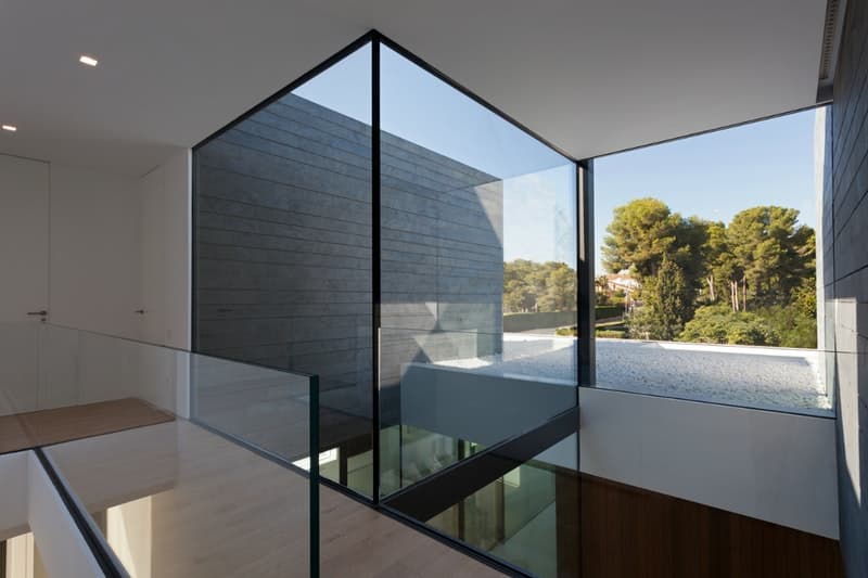 昼夜問わずリラックスムードを漂わせる灼熱の国スペインの大邸宅をチェック 朝は大窓から注ぐ陽の光で目覚めて、夜は話題のナイトプールで遊ぶのがバレンシアの楽しみ方 大豪邸 坂茂 ばんしげる スペイン SPAIN バレンシア Antonio Altarriba Comes アントーニオ アルタリーバ カムス ガレージ ナイトプール HYPEBEAST ハイプビースト