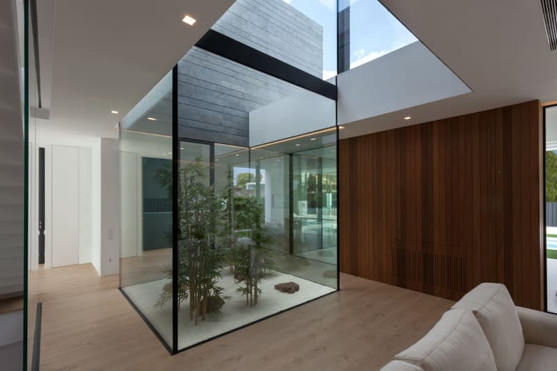 昼夜問わずリラックスムードを漂わせる灼熱の国スペインの大邸宅をチェック 朝は大窓から注ぐ陽の光で目覚めて、夜は話題のナイトプールで遊ぶのがバレンシアの楽しみ方 大豪邸 坂茂 ばんしげる スペイン SPAIN バレンシア Antonio Altarriba Comes アントーニオ アルタリーバ カムス ガレージ ナイトプール HYPEBEAST ハイプビースト