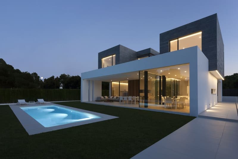 昼夜問わずリラックスムードを漂わせる灼熱の国スペインの大邸宅をチェック 朝は大窓から注ぐ陽の光で目覚めて、夜は話題のナイトプールで遊ぶのがバレンシアの楽しみ方 大豪邸 坂茂 ばんしげる スペイン SPAIN バレンシア Antonio Altarriba Comes アントーニオ アルタリーバ カムス ガレージ ナイトプール HYPEBEAST ハイプビースト