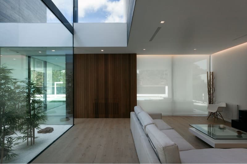 昼夜問わずリラックスムードを漂わせる灼熱の国スペインの大邸宅をチェック 朝は大窓から注ぐ陽の光で目覚めて、夜は話題のナイトプールで遊ぶのがバレンシアの楽しみ方 大豪邸 坂茂 ばんしげる スペイン SPAIN バレンシア Antonio Altarriba Comes アントーニオ アルタリーバ カムス ガレージ ナイトプール HYPEBEAST ハイプビースト