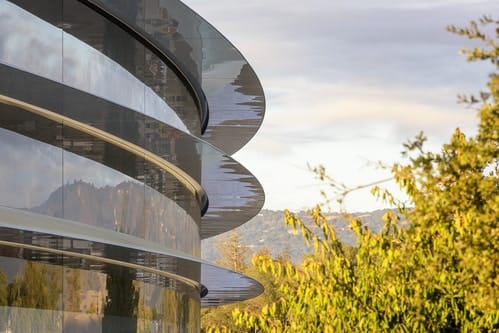 Apple の新社屋で従業員たちがガラス壁に激突しまくる珍事が多発？