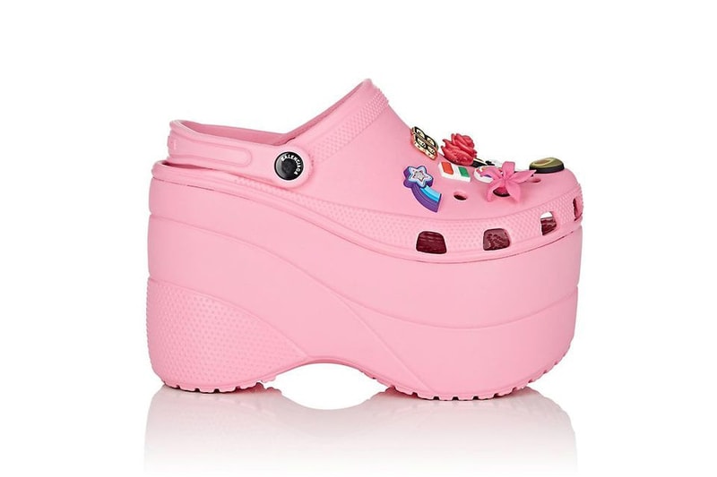 Balenciaga が超厚底の Crocs をフットウェア市場に投下 ソールの厚さ、約5倍。価格、約28倍。昨年10月のパリコレクションでベールを脱いだ〈Balenciaga（バレンシアガ）〉x〈Crocs（クロックス）〉のコラボレーションには、誰もが「マジかよ……」に似た感想を覚えたに違いない。その色々な意味で話題の一足が、遂にフットウェア市場に投下されるようだ。すでに一部取り扱い店舗ではプレオーダーを実施中。筆者の目分量での推測だが、通常のCrocsより約4〜5倍厚底になった本作は、アッパーが国旗やバラなど様々なチャームでカスタマイズされている。  Balenciaga Platform Crocsの販売価格は850ドル（約93,000円）とのこと。気になる方は御用達の国内アカウントのアップデートを随時フォローしていこう。  一方、Triple-Sが当初のイタリア生産から中国生産に変わったことを顧客に指摘された〈Balenciaga〉。カスタマーサービスのリアクションは、こちらからご確認を。