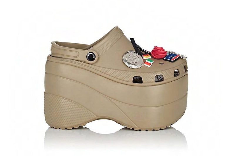 Balenciaga が超厚底の Crocs をフットウェア市場に投下 ソールの厚さ、約5倍。価格、約28倍。昨年10月のパリコレクションでベールを脱いだ〈Balenciaga（バレンシアガ）〉x〈Crocs（クロックス）〉のコラボレーションには、誰もが「マジかよ……」に似た感想を覚えたに違いない。その色々な意味で話題の一足が、遂にフットウェア市場に投下されるようだ。すでに一部取り扱い店舗ではプレオーダーを実施中。筆者の目分量での推測だが、通常のCrocsより約4〜5倍厚底になった本作は、アッパーが国旗やバラなど様々なチャームでカスタマイズされている。  Balenciaga Platform Crocsの販売価格は850ドル（約93,000円）とのこと。気になる方は御用達の国内アカウントのアップデートを随時フォローしていこう。  一方、Triple-Sが当初のイタリア生産から中国生産に変わったことを顧客に指摘された〈Balenciaga〉。カスタマーサービスのリアクションは、こちらからご確認を。