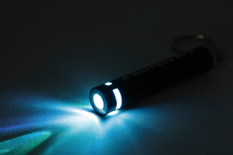 BAPE よりエイプヘッドを映し出すプロジェクターライトキーチェーンが登場 ベイプ ア ベイシング エイプ 懐中電灯 hypebeast プロジェクター ライト