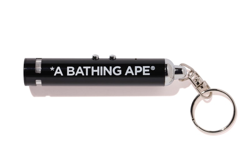 BAPE よりエイプヘッドを映し出すプロジェクターライトキーチェーンが登場 ベイプ ア ベイシング エイプ 懐中電灯 hypebeast プロジェクター ライト