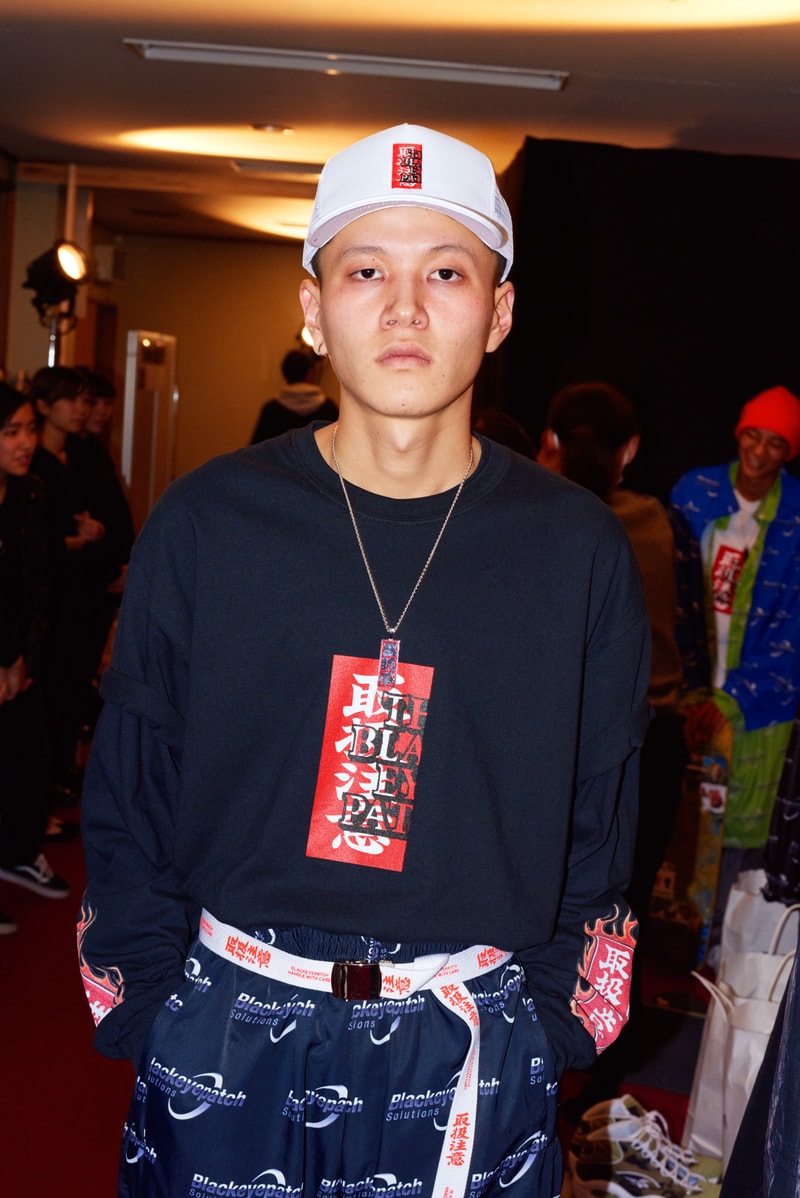 BlackEyePatch が2000年初頭から中期のNYヒップホップシーンをヒントにした2018年春夏コレクションのルックブックを公開 ルックブックの舞台は2018年春夏の“AT TOKYO”で開催したランウェイのバックステージ ルックブックの舞台は2018年春夏の“AT TOKYO”で開催したランウェイのバックステージ “東京”をアイデンティティに、様々なカルチャー的背景を持ちながら、神出鬼没に活動する〈BlackEyePatch（ブラックアイパッチ）〉より、2018年春夏コレクションのルックブックが到着した。舞台は「Amazon Fashion Week TOKYO 2018 Spring/Summer」の特別プログラム、“AT TOKYO”に参加した際のバックステージ。今季はグラフィティライターに欠かせない業務用ステッカーから、“取扱注意”のモチーフが目に止まるが、その他にも〈BEP〉のルーツのひとつでもある00年～05年辺りのニューヨーク・ヒップホップにも傾倒している。  その例としては、’03年頃に流行したラグジュアリーカーの代名詞「Rolls Royce（ロールス・ロイス）」へのオマージュがひとつ。また、モバイル企業広告のアーティスト起用とラッパーたちのミュージックビデオに度々モバイルフォンが登場したという相互関係を汲み取り、テック系の企業ロゴをイメージした“BlackEyePatch SOLUTIONS”などが挙げられる。加えて、〈Ed Hardy（エド ハーディー）〉、〈Von Dutch（ボン ダッチ）〉、〈True Religion（トゥルー レリジョン）〉といった’00年中頃のLAセレブスタイルにもヒントを受け、タトゥーのデザインやラインストーンをモチーフにしたアイテムも展開されている。  赤木雄一がシャッターを切った〈BlackEyePatch〉の最新ルックブックは、上のフォトギャラリーからご確認を。あわせて『HYPEBEAST』が独自で撮影した本バックステージの様子も振り返り、コレクションに対する理解を深めてみてはいかがだろうか。