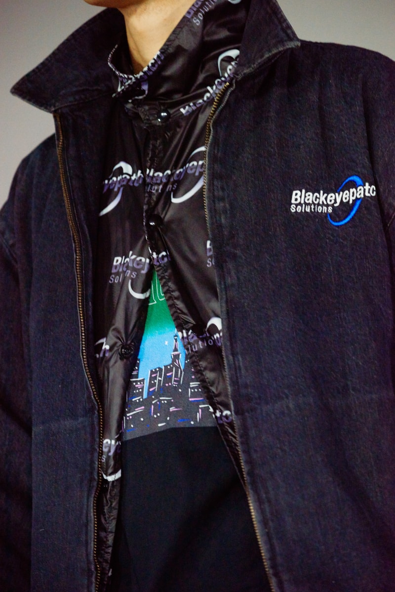 BlackEyePatch が2000年初頭から中期のNYヒップホップシーンをヒントにした2018年春夏コレクションのルックブックを公開 ルックブックの舞台は2018年春夏の“AT TOKYO”で開催したランウェイのバックステージ ルックブックの舞台は2018年春夏の“AT TOKYO”で開催したランウェイのバックステージ “東京”をアイデンティティに、様々なカルチャー的背景を持ちながら、神出鬼没に活動する〈BlackEyePatch（ブラックアイパッチ）〉より、2018年春夏コレクションのルックブックが到着した。舞台は「Amazon Fashion Week TOKYO 2018 Spring/Summer」の特別プログラム、“AT TOKYO”に参加した際のバックステージ。今季はグラフィティライターに欠かせない業務用ステッカーから、“取扱注意”のモチーフが目に止まるが、その他にも〈BEP〉のルーツのひとつでもある00年～05年辺りのニューヨーク・ヒップホップにも傾倒している。  その例としては、’03年頃に流行したラグジュアリーカーの代名詞「Rolls Royce（ロールス・ロイス）」へのオマージュがひとつ。また、モバイル企業広告のアーティスト起用とラッパーたちのミュージックビデオに度々モバイルフォンが登場したという相互関係を汲み取り、テック系の企業ロゴをイメージした“BlackEyePatch SOLUTIONS”などが挙げられる。加えて、〈Ed Hardy（エド ハーディー）〉、〈Von Dutch（ボン ダッチ）〉、〈True Religion（トゥルー レリジョン）〉といった’00年中頃のLAセレブスタイルにもヒントを受け、タトゥーのデザインやラインストーンをモチーフにしたアイテムも展開されている。  赤木雄一がシャッターを切った〈BlackEyePatch〉の最新ルックブックは、上のフォトギャラリーからご確認を。あわせて『HYPEBEAST』が独自で撮影した本バックステージの様子も振り返り、コレクションに対する理解を深めてみてはいかがだろうか。