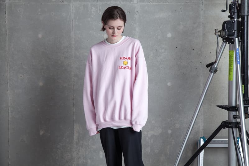 成長著しい東京発のストリートレーベル CLBUN が styles 代官山でポップアップ第2弾を開催 世界地図にロゴを三連で配したロングスリーブなど〈CLBUN〉らしい変化球が購買意欲を駆り立てる 真のスポーツファッションを追求し、国外からも客足が絶えない『styles 代官山』が次なるポップアップパートナーに〈CLBUN（シーエルビーユーエヌ））〉を招聘することが決定した。会期は、2月17日（土）から2月22日（木）まで。この期間中には第2弾となるカプセルコレクションも登場し、世界地図に〈CLBUN〉のロゴを三連で配したロングスリーブやスマイルマークに“MINOR LEAGUE”の文字を添えたスウェット＆ベストなど販売される模様だ。  下町育ちのデザイナーK27T(KENT)らしい変化球が購買意欲を駆り立てる同カプセルの詳細は、上のフォトギャラリーからご確認を。  また、〈CLBUN〉をフィーチャーした『HBX』のオリジナルエディトリアル“Skypager”もお見逃しなく。