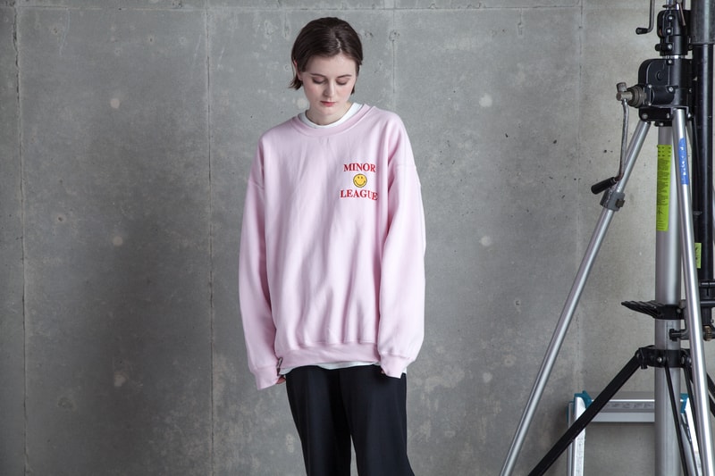 成長著しい東京発のストリートレーベル CLBUN が styles 代官山でポップアップ第2弾を開催 世界地図にロゴを三連で配したロングスリーブなど〈CLBUN〉らしい変化球が購買意欲を駆り立てる 真のスポーツファッションを追求し、国外からも客足が絶えない『styles 代官山』が次なるポップアップパートナーに〈CLBUN（シーエルビーユーエヌ））〉を招聘することが決定した。会期は、2月17日（土）から2月22日（木）まで。この期間中には第2弾となるカプセルコレクションも登場し、世界地図に〈CLBUN〉のロゴを三連で配したロングスリーブやスマイルマークに“MINOR LEAGUE”の文字を添えたスウェット＆ベストなど販売される模様だ。  下町育ちのデザイナーK27T(KENT)らしい変化球が購買意欲を駆り立てる同カプセルの詳細は、上のフォトギャラリーからご確認を。  また、〈CLBUN〉をフィーチャーした『HBX』のオリジナルエディトリアル“Skypager”もお見逃しなく。