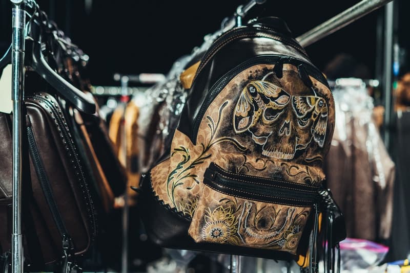 老舗ブランドの意地とプライドを賭けた COACH 2018年秋冬コレクションの舞台裏に密着 緊張感溢れるモデルたちが身に纏ったお揃いのモノグラム柄フーデッドパーカもチェック ニューヨーク・ファッションウィーク・メンズ NYFW COACH コーチ コレクションライン COACH 1941 2018年秋冬コレクション バックステージ Selena Gomez セレーナ・ゴメス GoldLink ゴールドリンク Joey Bada$$ ジョーイ・バッドアス アメリカーナラグジュアリー モノグラム柄 フーデッドパーカ カウボーイブーツ レザージャケット HYPEBEAST ハイプビースト