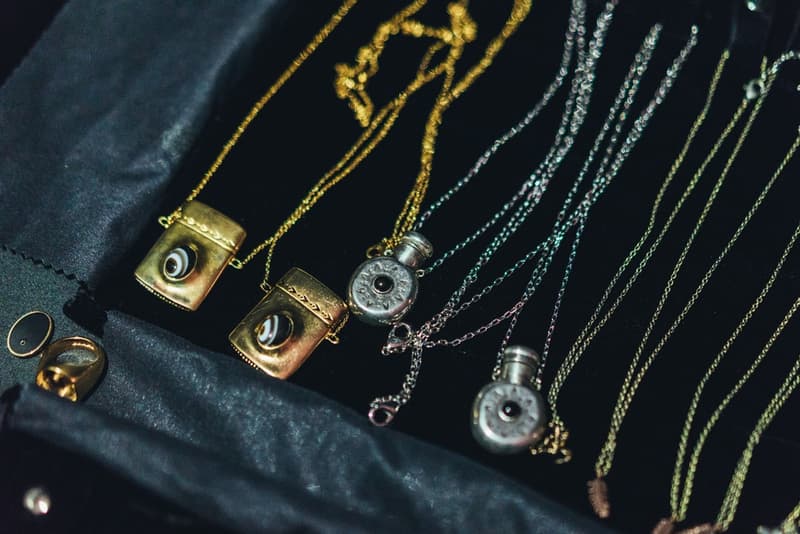 老舗ブランドの意地とプライドを賭けた COACH 2018年秋冬コレクションの舞台裏に密着 緊張感溢れるモデルたちが身に纏ったお揃いのモノグラム柄フーデッドパーカもチェック ニューヨーク・ファッションウィーク・メンズ NYFW COACH コーチ コレクションライン COACH 1941 2018年秋冬コレクション バックステージ Selena Gomez セレーナ・ゴメス GoldLink ゴールドリンク Joey Bada$$ ジョーイ・バッドアス アメリカーナラグジュアリー モノグラム柄 フーデッドパーカ カウボーイブーツ レザージャケット HYPEBEAST ハイプビースト