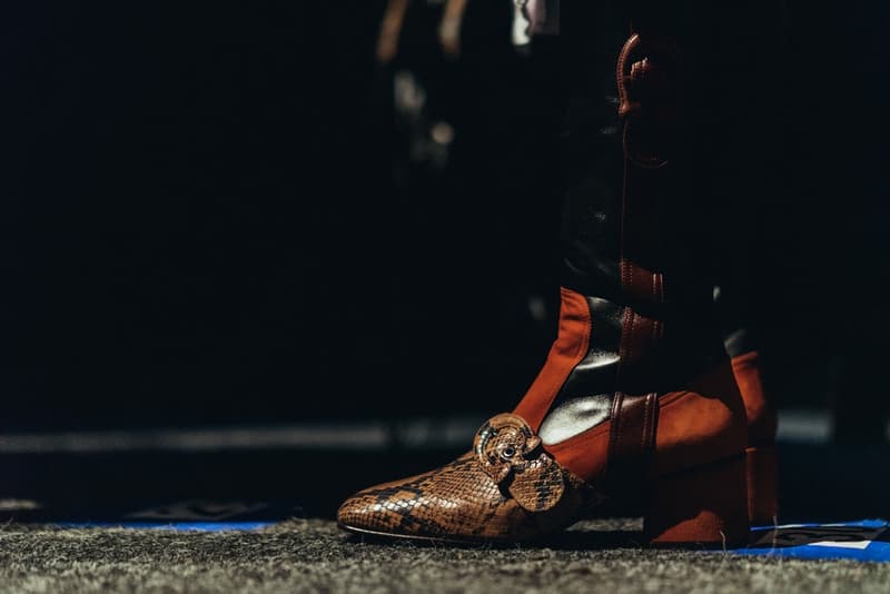 老舗ブランドの意地とプライドを賭けた COACH 2018年秋冬コレクションの舞台裏に密着 緊張感溢れるモデルたちが身に纏ったお揃いのモノグラム柄フーデッドパーカもチェック ニューヨーク・ファッションウィーク・メンズ NYFW COACH コーチ コレクションライン COACH 1941 2018年秋冬コレクション バックステージ Selena Gomez セレーナ・ゴメス GoldLink ゴールドリンク Joey Bada$$ ジョーイ・バッドアス アメリカーナラグジュアリー モノグラム柄 フーデッドパーカ カウボーイブーツ レザージャケット HYPEBEAST ハイプビースト