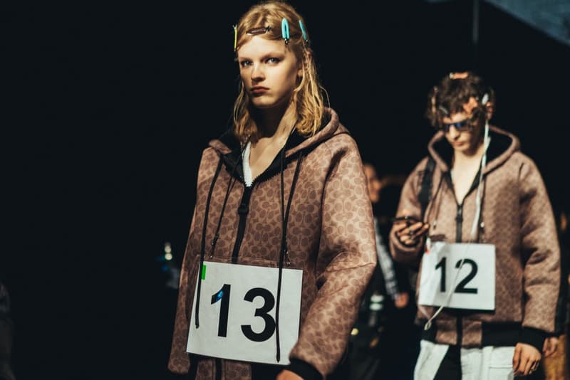 老舗ブランドの意地とプライドを賭けた COACH 2018年秋冬コレクションの舞台裏に密着 緊張感溢れるモデルたちが身に纏ったお揃いのモノグラム柄フーデッドパーカもチェック ニューヨーク・ファッションウィーク・メンズ NYFW COACH コーチ コレクションライン COACH 1941 2018年秋冬コレクション バックステージ Selena Gomez セレーナ・ゴメス GoldLink ゴールドリンク Joey Bada$$ ジョーイ・バッドアス アメリカーナラグジュアリー モノグラム柄 フーデッドパーカ カウボーイブーツ レザージャケット HYPEBEAST ハイプビースト