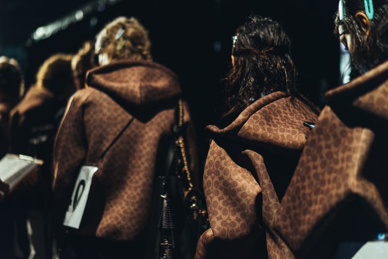 老舗ブランドの意地とプライドを賭けた COACH 2018年秋冬コレクションの舞台裏に密着 緊張感溢れるモデルたちが身に纏ったお揃いのモノグラム柄フーデッドパーカもチェック ニューヨーク・ファッションウィーク・メンズ NYFW COACH コーチ コレクションライン COACH 1941 2018年秋冬コレクション バックステージ Selena Gomez セレーナ・ゴメス GoldLink ゴールドリンク Joey Bada$$ ジョーイ・バッドアス アメリカーナラグジュアリー モノグラム柄 フーデッドパーカ カウボーイブーツ レザージャケット HYPEBEAST ハイプビースト