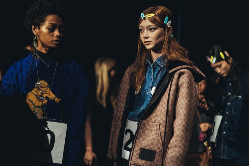 老舗ブランドの意地とプライドを賭けた COACH 2018年秋冬コレクションの舞台裏に密着 緊張感溢れるモデルたちが身に纏ったお揃いのモノグラム柄フーデッドパーカもチェック ニューヨーク・ファッションウィーク・メンズ NYFW COACH コーチ コレクションライン COACH 1941 2018年秋冬コレクション バックステージ Selena Gomez セレーナ・ゴメス GoldLink ゴールドリンク Joey Bada$$ ジョーイ・バッドアス アメリカーナラグジュアリー モノグラム柄 フーデッドパーカ カウボーイブーツ レザージャケット HYPEBEAST ハイプビースト