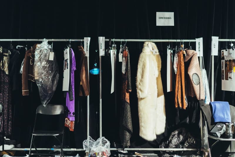 老舗ブランドの意地とプライドを賭けた COACH 2018年秋冬コレクションの舞台裏に密着 緊張感溢れるモデルたちが身に纏ったお揃いのモノグラム柄フーデッドパーカもチェック ニューヨーク・ファッションウィーク・メンズ NYFW COACH コーチ コレクションライン COACH 1941 2018年秋冬コレクション バックステージ Selena Gomez セレーナ・ゴメス GoldLink ゴールドリンク Joey Bada$$ ジョーイ・バッドアス アメリカーナラグジュアリー モノグラム柄 フーデッドパーカ カウボーイブーツ レザージャケット HYPEBEAST ハイプビースト