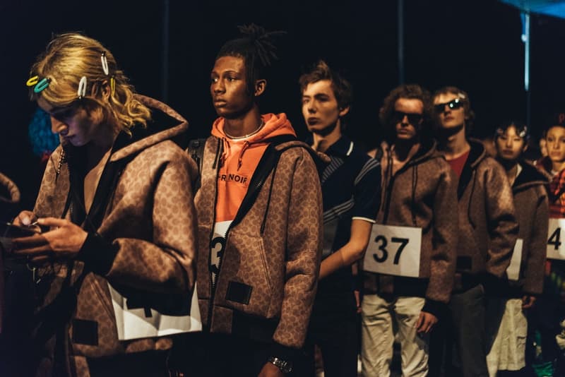 老舗ブランドの意地とプライドを賭けた COACH 2018年秋冬コレクションの舞台裏に密着 緊張感溢れるモデルたちが身に纏ったお揃いのモノグラム柄フーデッドパーカもチェック ニューヨーク・ファッションウィーク・メンズ NYFW COACH コーチ コレクションライン COACH 1941 2018年秋冬コレクション バックステージ Selena Gomez セレーナ・ゴメス GoldLink ゴールドリンク Joey Bada$$ ジョーイ・バッドアス アメリカーナラグジュアリー モノグラム柄 フーデッドパーカ カウボーイブーツ レザージャケット HYPEBEAST ハイプビースト