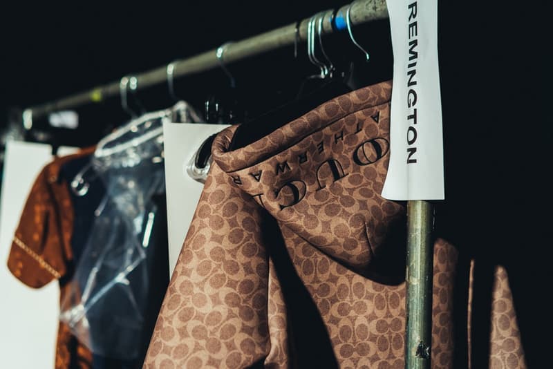 老舗ブランドの意地とプライドを賭けた COACH 2018年秋冬コレクションの舞台裏に密着 緊張感溢れるモデルたちが身に纏ったお揃いのモノグラム柄フーデッドパーカもチェック ニューヨーク・ファッションウィーク・メンズ NYFW COACH コーチ コレクションライン COACH 1941 2018年秋冬コレクション バックステージ Selena Gomez セレーナ・ゴメス GoldLink ゴールドリンク Joey Bada$$ ジョーイ・バッドアス アメリカーナラグジュアリー モノグラム柄 フーデッドパーカ カウボーイブーツ レザージャケット HYPEBEAST ハイプビースト