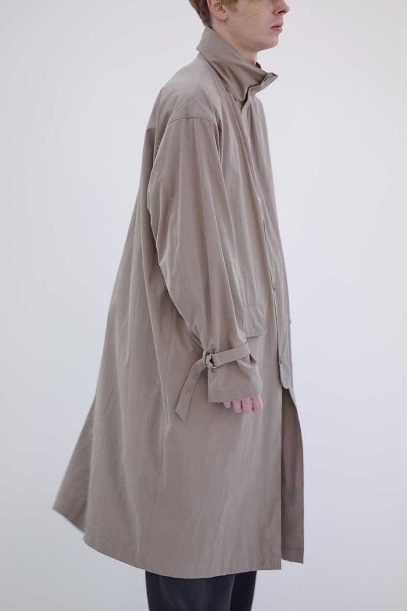 COMOLI よりモダンな佇まいを醸し出す2018年春夏ルックブックが到着 ファッション玄人たちが喜ぶツボを押さえた程よく肩の力が抜けたリラックススタイルを提案 玄人 COMOLI コモリ 2018年春夏コレクション ルックブック デザイナー 小森啓二郎 薄手のコート レザージャケット フーディ ツナギ ボーダーTシャツ カンナビス High Times 森山大道 WACKO MARIA ワコマリア HYPEBEAST ハイプビースト