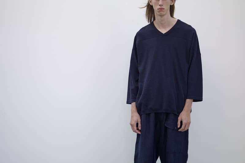 COMOLI よりモダンな佇まいを醸し出す2018年春夏ルックブックが到着 ファッション玄人たちが喜ぶツボを押さえた程よく肩の力が抜けたリラックススタイルを提案 玄人 COMOLI コモリ 2018年春夏コレクション ルックブック デザイナー 小森啓二郎 薄手のコート レザージャケット フーディ ツナギ ボーダーTシャツ カンナビス High Times 森山大道 WACKO MARIA ワコマリア HYPEBEAST ハイプビースト