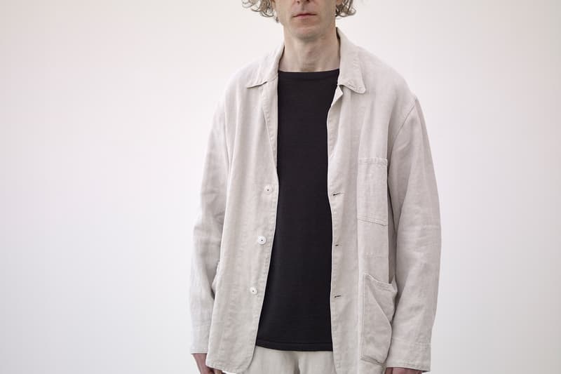 COMOLI よりモダンな佇まいを醸し出す2018年春夏ルックブックが到着 ファッション玄人たちが喜ぶツボを押さえた程よく肩の力が抜けたリラックススタイルを提案 玄人 COMOLI コモリ 2018年春夏コレクション ルックブック デザイナー 小森啓二郎 薄手のコート レザージャケット フーディ ツナギ ボーダーTシャツ カンナビス High Times 森山大道 WACKO MARIA ワコマリア HYPEBEAST ハイプビースト