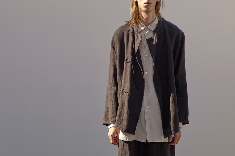 COMOLI よりモダンな佇まいを醸し出す2018年春夏ルックブックが到着 ファッション玄人たちが喜ぶツボを押さえた程よく肩の力が抜けたリラックススタイルを提案 玄人 COMOLI コモリ 2018年春夏コレクション ルックブック デザイナー 小森啓二郎 薄手のコート レザージャケット フーディ ツナギ ボーダーTシャツ カンナビス High Times 森山大道 WACKO MARIA ワコマリア HYPEBEAST ハイプビースト