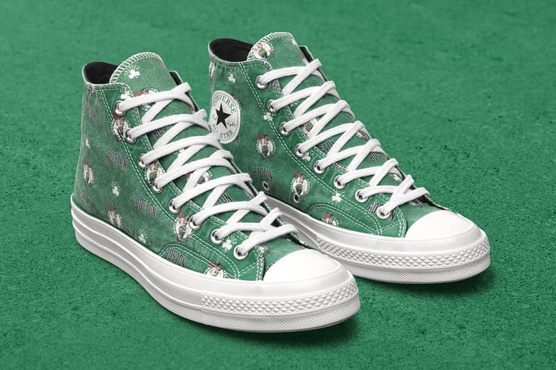 シンプルなロゴものと各球団の歴史をシューズ上で表現したNBAファン垂涎のパッケージ Converse が NBA オールスターに先駆けて “Discovery Edition” & “City Edition” をリリース 昨年のNBAコレクションに引き続き、〈Converse(コンバース)〉がオールスターゲーム開催を記念して、“Discovery Edition”と“City Edition”、2つの新作パッケージをリリースした。“City Edition”は、アッパー全体に各球団のロゴを配置。一方の“Discovery Edition”はよりバスケ好きに刺さるアプローチで、メモリアルな1日の刺繍や国旗、素材など、チームの歴史を掘り下げることで見えてきたデザインをシューズ上に落とし込んでいる。 例のごとく〈Converse〉の国内オンラインにはデリバリーされていないが、NBAファンは是非、上のフォトギャラリーから各球団仕様にアレンジされたChuck Taylor All Starをチェックしてみてほしい。 ちなみに、2月18日(現地時間)に開催される「NBA オールスター2018」のメンバー一覧はすでに確認済み?