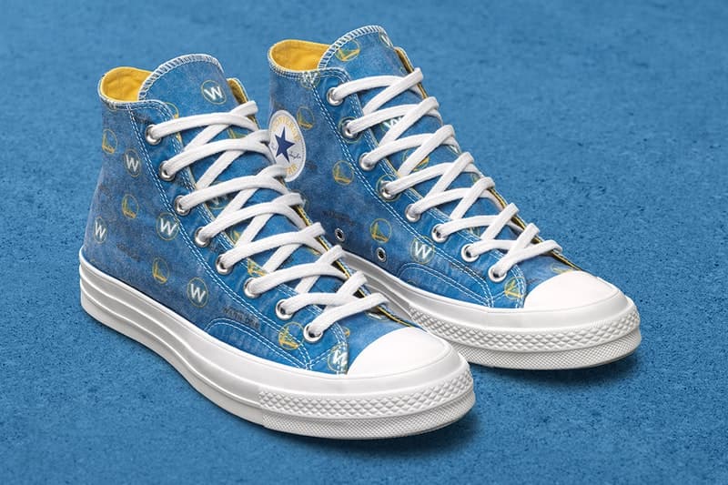 シンプルなロゴものと各球団の歴史をシューズ上で表現したNBAファン垂涎のパッケージ Converse が NBA オールスターに先駆けて “Discovery Edition” & “City Edition” をリリース 昨年のNBAコレクションに引き続き、〈Converse(コンバース)〉がオールスターゲーム開催を記念して、“Discovery Edition”と“City Edition”、2つの新作パッケージをリリースした。“City Edition”は、アッパー全体に各球団のロゴを配置。一方の“Discovery Edition”はよりバスケ好きに刺さるアプローチで、メモリアルな1日の刺繍や国旗、素材など、チームの歴史を掘り下げることで見えてきたデザインをシューズ上に落とし込んでいる。 例のごとく〈Converse〉の国内オンラインにはデリバリーされていないが、NBAファンは是非、上のフォトギャラリーから各球団仕様にアレンジされたChuck Taylor All Starをチェックしてみてほしい。 ちなみに、2月18日(現地時間)に開催される「NBA オールスター2018」のメンバー一覧はすでに確認済み?