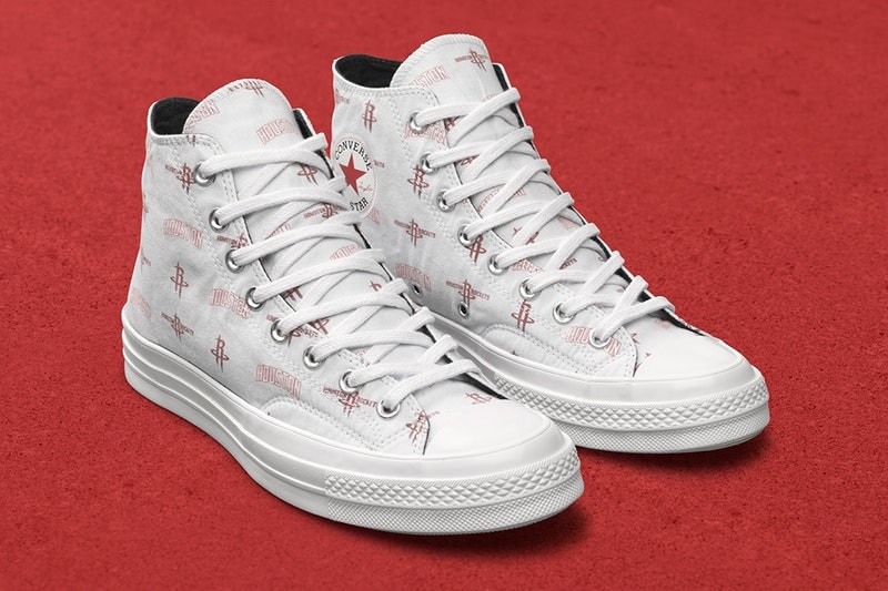 シンプルなロゴものと各球団の歴史をシューズ上で表現したNBAファン垂涎のパッケージ Converse が NBA オールスターに先駆けて “Discovery Edition” ＆ “City Edition” をリリース 昨年のNBAコレクションに引き続き、〈Converse（コンバース）〉がオールスターゲーム開催を記念して、“Discovery Edition”と“City Edition”、2つの新作パッケージをリリースした。“City Edition”は、アッパー全体に各球団のロゴを配置。一方の“Discovery Edition”はよりバスケ好きに刺さるアプローチで、メモリアルな1日の刺繍や国旗、素材など、チームの歴史を掘り下げることで見えてきたデザインをシューズ上に落とし込んでいる。  例のごとく〈Converse〉の国内オンラインにはデリバリーされていないが、NBAファンは是非、上のフォトギャラリーから各球団仕様にアレンジされたChuck Taylor All Starをチェックしてみてほしい。  ちなみに、2月18日（現地時間）に開催される「NBA オールスター2018」のメンバー一覧はすでに確認済み？