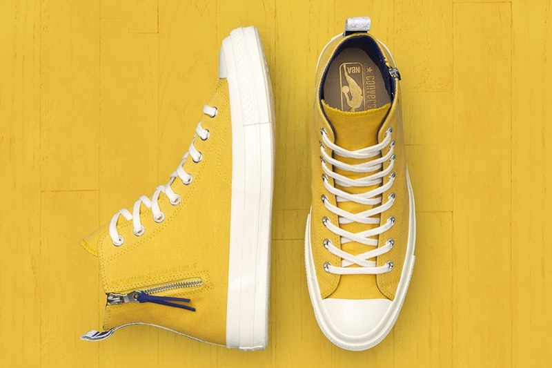 シンプルなロゴものと各球団の歴史をシューズ上で表現したNBAファン垂涎のパッケージ Converse が NBA オールスターに先駆けて “Discovery Edition” ＆ “City Edition” をリリース 昨年のNBAコレクションに引き続き、〈Converse（コンバース）〉がオールスターゲーム開催を記念して、“Discovery Edition”と“City Edition”、2つの新作パッケージをリリースした。“City Edition”は、アッパー全体に各球団のロゴを配置。一方の“Discovery Edition”はよりバスケ好きに刺さるアプローチで、メモリアルな1日の刺繍や国旗、素材など、チームの歴史を掘り下げることで見えてきたデザインをシューズ上に落とし込んでいる。  例のごとく〈Converse〉の国内オンラインにはデリバリーされていないが、NBAファンは是非、上のフォトギャラリーから各球団仕様にアレンジされたChuck Taylor All Starをチェックしてみてほしい。  ちなみに、2月18日（現地時間）に開催される「NBA オールスター2018」のメンバー一覧はすでに確認済み？