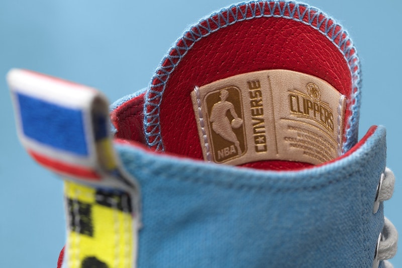 シンプルなロゴものと各球団の歴史をシューズ上で表現したNBAファン垂涎のパッケージ Converse が NBA オールスターに先駆けて “Discovery Edition” ＆ “City Edition” をリリース 昨年のNBAコレクションに引き続き、〈Converse（コンバース）〉がオールスターゲーム開催を記念して、“Discovery Edition”と“City Edition”、2つの新作パッケージをリリースした。“City Edition”は、アッパー全体に各球団のロゴを配置。一方の“Discovery Edition”はよりバスケ好きに刺さるアプローチで、メモリアルな1日の刺繍や国旗、素材など、チームの歴史を掘り下げることで見えてきたデザインをシューズ上に落とし込んでいる。  例のごとく〈Converse〉の国内オンラインにはデリバリーされていないが、NBAファンは是非、上のフォトギャラリーから各球団仕様にアレンジされたChuck Taylor All Starをチェックしてみてほしい。  ちなみに、2月18日（現地時間）に開催される「NBA オールスター2018」のメンバー一覧はすでに確認済み？