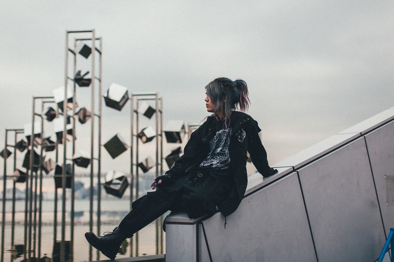 Crossfaith より2018年最初のマーチコレクションを紐解くルックブックが到着 仮想未来における“テクノロジー”にフォーカすると同時に、そこから生まれる人間の危機に警鐘を鳴らしたストリートレーベル顔負けのアイテムが登場  音楽とファッションはいつの時代も切っても切れない関係にある。しかし、最近ではマーチ（マーチャンダイジング）文化が急速に発展しており、各アーティストたちはアパレルでもアイデンティティを表現するようになった。とは言うものの、それには依然善し悪しがあるのもまた事実。だが、Crossfaith（クロスフェイス）はストリートシーンを追い続ける『HYPEBEAST』が唯一継続的にマーチを紹介する日本生まれのバンドである。  最新コレクションでは、Crossfaithが長年テーマに掲げてきた“未来”をさらに推し進め、仮想未来における“テクノロジー”にフォーカス。また、そこから生まれる人間の危機に警鐘を鳴らす形をとっているが、その中でもM-51には、CrossfaithのマーチをディレクションするHiroの考えが色濃く表現されている。本作は人類が六世紀以上前に絶滅した世界という設定の中で、その絶滅した人類の存在の調査のため火山灰に覆われた地球に降り立ち、使われた酸素濃度移行調査機とその調査員の述懐をテーマに、“Plastic Human”いうキーワードが背景に存在する。一見ネガティブに捉えられがちだが、そこには人間の可能性への問いかけがあり、希望があるのだ。  Hiroを含め、Crossfaithは今、環境的な教育へと目を向けており、人が見ない、もしくは怖いという感情から見ようとしない闇の部分にいち早く触れて、認識、そしてそれに伴う行動をとっていきたいと語る。彼らはファッションブランドではない。だからこそ、筆者としてはこれを1つのクリエイションとして捉え、今まで以上にCrossfaithの音楽と動向に期待していくべきだと感じている。ストリートレーベル顔負けのグラフィカルなアイテムは、オンラインストアでも一部購入することが可能なので、気になる方はオンラインストアを覗いてみてはいかがだろうか。