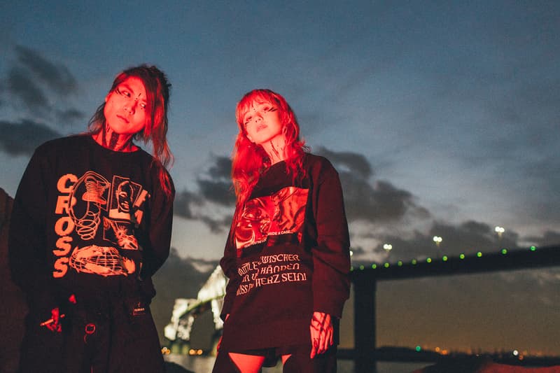 Crossfaith より2018年最初のマーチコレクションを紐解くルックブックが到着 仮想未来における“テクノロジー”にフォーカすると同時に、そこから生まれる人間の危機に警鐘を鳴らしたストリートレーベル顔負けのアイテムが登場 音楽とファッションはいつの時代も切っても切れない関係にある。しかし、最近ではマーチ(マーチャンダイジング)文化が急速に発展しており、各アーティストたちはアパレルでもアイデンティティを表現するようになった。とは言うものの、それには依然善し悪しがあるのもまた事実。だが、Crossfaith(クロスフェイス)はストリートシーンを追い続ける『HYPEBEAST』が唯一継続的にマーチを紹介する日本生まれのバンドである。 最新コレクションでは、Crossfaithが長年テーマに掲げてきた“未来”をさらに推し進め、仮想未来における“テクノロジー”にフォーカス。また、そこから生まれる人間の危機に警鐘を鳴らす形をとっているが、その中でもM-51には、CrossfaithのマーチをディレクションするHiroの考えが色濃く表現されている。本作は人類が六世紀以上前に絶滅した世界という設定の中で、その絶滅した人類の存在の調査のため火山灰に覆われた地球に降り立ち、使われた酸素濃度移行調査機とその調査員の述懐をテーマに、“Plastic Human”いうキーワードが背景に存在する。一見ネガティブに捉えられがちだが、そこには人間の可能性への問いかけがあり、希望があるのだ。 Hiroを含め、Crossfaithは今、環境的な教育へと目を向けており、人が見ない、もしくは怖いという感情から見ようとしない闇の部分にいち早く触れて、認識、そしてそれに伴う行動をとっていきたいと語る。彼らはファッションブランドではない。だからこそ、筆者としてはこれを1つのクリエイションとして捉え、今まで以上にCrossfaithの音楽と動向に期待していくべきだと感じている。ストリートレーベル顔負けのグラフィカルなアイテムは、オンラインストアでも一部購入することが可能なので、気になる方はオンラインストアを覗いてみてはいかがだろうか。