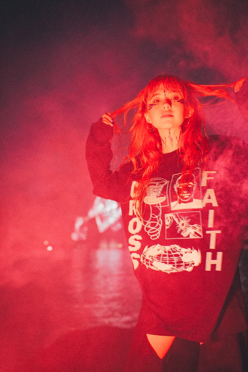 Crossfaith より2018年最初のマーチコレクションを紐解くルックブックが到着 仮想未来における“テクノロジー”にフォーカすると同時に、そこから生まれる人間の危機に警鐘を鳴らしたストリートレーベル顔負けのアイテムが登場  音楽とファッションはいつの時代も切っても切れない関係にある。しかし、最近ではマーチ（マーチャンダイジング）文化が急速に発展しており、各アーティストたちはアパレルでもアイデンティティを表現するようになった。とは言うものの、それには依然善し悪しがあるのもまた事実。だが、Crossfaith（クロスフェイス）はストリートシーンを追い続ける『HYPEBEAST』が唯一継続的にマーチを紹介する日本生まれのバンドである。  最新コレクションでは、Crossfaithが長年テーマに掲げてきた“未来”をさらに推し進め、仮想未来における“テクノロジー”にフォーカス。また、そこから生まれる人間の危機に警鐘を鳴らす形をとっているが、その中でもM-51には、CrossfaithのマーチをディレクションするHiroの考えが色濃く表現されている。本作は人類が六世紀以上前に絶滅した世界という設定の中で、その絶滅した人類の存在の調査のため火山灰に覆われた地球に降り立ち、使われた酸素濃度移行調査機とその調査員の述懐をテーマに、“Plastic Human”いうキーワードが背景に存在する。一見ネガティブに捉えられがちだが、そこには人間の可能性への問いかけがあり、希望があるのだ。  Hiroを含め、Crossfaithは今、環境的な教育へと目を向けており、人が見ない、もしくは怖いという感情から見ようとしない闇の部分にいち早く触れて、認識、そしてそれに伴う行動をとっていきたいと語る。彼らはファッションブランドではない。だからこそ、筆者としてはこれを1つのクリエイションとして捉え、今まで以上にCrossfaithの音楽と動向に期待していくべきだと感じている。ストリートレーベル顔負けのグラフィカルなアイテムは、オンラインストアでも一部購入することが可能なので、気になる方はオンラインストアを覗いてみてはいかがだろうか。