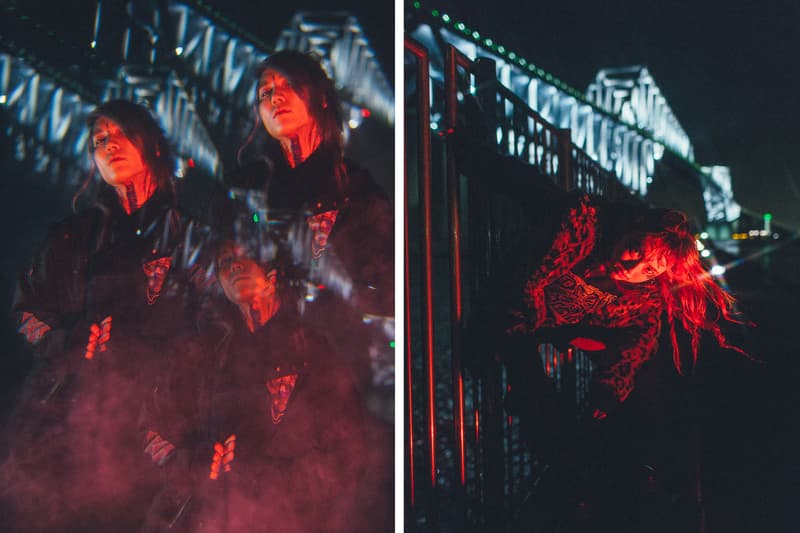 Crossfaith より2018年最初のマーチコレクションを紐解くルックブックが到着 仮想未来における“テクノロジー”にフォーカすると同時に、そこから生まれる人間の危機に警鐘を鳴らしたストリートレーベル顔負けのアイテムが登場 音楽とファッションはいつの時代も切っても切れない関係にある。しかし、最近ではマーチ(マーチャンダイジング)文化が急速に発展しており、各アーティストたちはアパレルでもアイデンティティを表現するようになった。とは言うものの、それには依然善し悪しがあるのもまた事実。だが、Crossfaith(クロスフェイス)はストリートシーンを追い続ける『HYPEBEAST』が唯一継続的にマーチを紹介する日本生まれのバンドである。 最新コレクションでは、Crossfaithが長年テーマに掲げてきた“未来”をさらに推し進め、仮想未来における“テクノロジー”にフォーカス。また、そこから生まれる人間の危機に警鐘を鳴らす形をとっているが、その中でもM-51には、CrossfaithのマーチをディレクションするHiroの考えが色濃く表現されている。本作は人類が六世紀以上前に絶滅した世界という設定の中で、その絶滅した人類の存在の調査のため火山灰に覆われた地球に降り立ち、使われた酸素濃度移行調査機とその調査員の述懐をテーマに、“Plastic Human”いうキーワードが背景に存在する。一見ネガティブに捉えられがちだが、そこには人間の可能性への問いかけがあり、希望があるのだ。 Hiroを含め、Crossfaithは今、環境的な教育へと目を向けており、人が見ない、もしくは怖いという感情から見ようとしない闇の部分にいち早く触れて、認識、そしてそれに伴う行動をとっていきたいと語る。彼らはファッションブランドではない。だからこそ、筆者としてはこれを1つのクリエイションとして捉え、今まで以上にCrossfaithの音楽と動向に期待していくべきだと感じている。ストリートレーベル顔負けのグラフィカルなアイテムは、オンラインストアでも一部購入することが可能なので、気になる方はオンラインストアを覗いてみてはいかがだろうか。