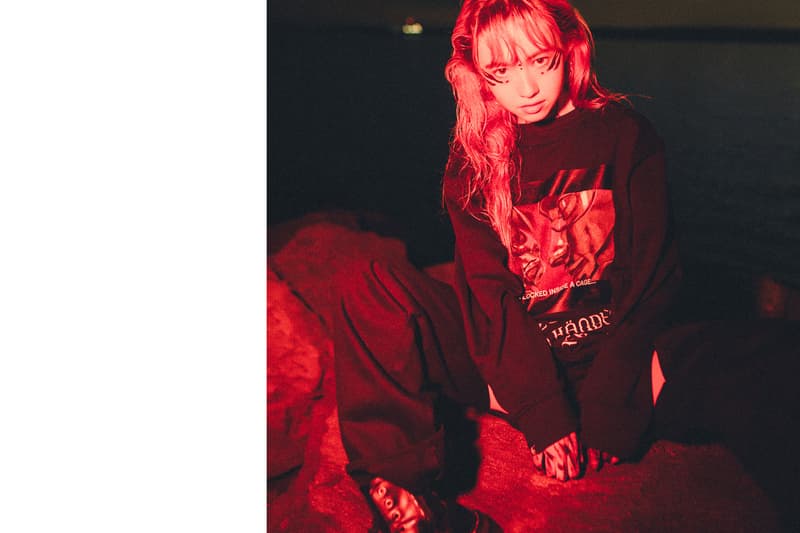 Crossfaith より2018年最初のマーチコレクションを紐解くルックブックが到着 仮想未来における“テクノロジー”にフォーカすると同時に、そこから生まれる人間の危機に警鐘を鳴らしたストリートレーベル顔負けのアイテムが登場  音楽とファッションはいつの時代も切っても切れない関係にある。しかし、最近ではマーチ（マーチャンダイジング）文化が急速に発展しており、各アーティストたちはアパレルでもアイデンティティを表現するようになった。とは言うものの、それには依然善し悪しがあるのもまた事実。だが、Crossfaith（クロスフェイス）はストリートシーンを追い続ける『HYPEBEAST』が唯一継続的にマーチを紹介する日本生まれのバンドである。  最新コレクションでは、Crossfaithが長年テーマに掲げてきた“未来”をさらに推し進め、仮想未来における“テクノロジー”にフォーカス。また、そこから生まれる人間の危機に警鐘を鳴らす形をとっているが、その中でもM-51には、CrossfaithのマーチをディレクションするHiroの考えが色濃く表現されている。本作は人類が六世紀以上前に絶滅した世界という設定の中で、その絶滅した人類の存在の調査のため火山灰に覆われた地球に降り立ち、使われた酸素濃度移行調査機とその調査員の述懐をテーマに、“Plastic Human”いうキーワードが背景に存在する。一見ネガティブに捉えられがちだが、そこには人間の可能性への問いかけがあり、希望があるのだ。  Hiroを含め、Crossfaithは今、環境的な教育へと目を向けており、人が見ない、もしくは怖いという感情から見ようとしない闇の部分にいち早く触れて、認識、そしてそれに伴う行動をとっていきたいと語る。彼らはファッションブランドではない。だからこそ、筆者としてはこれを1つのクリエイションとして捉え、今まで以上にCrossfaithの音楽と動向に期待していくべきだと感じている。ストリートレーベル顔負けのグラフィカルなアイテムは、オンラインストアでも一部購入することが可能なので、気になる方はオンラインストアを覗いてみてはいかがだろうか。