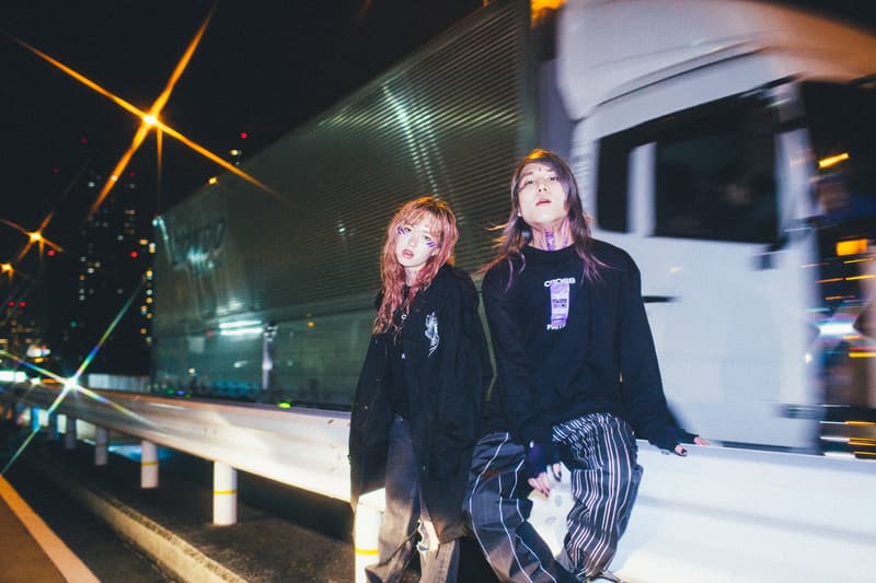 Crossfaith より2018年最初のマーチコレクションを紐解くルックブックが到着 仮想未来における“テクノロジー”にフォーカすると同時に、そこから生まれる人間の危機に警鐘を鳴らしたストリートレーベル顔負けのアイテムが登場 音楽とファッションはいつの時代も切っても切れない関係にある。しかし、最近ではマーチ(マーチャンダイジング)文化が急速に発展しており、各アーティストたちはアパレルでもアイデンティティを表現するようになった。とは言うものの、それには依然善し悪しがあるのもまた事実。だが、Crossfaith(クロスフェイス)はストリートシーンを追い続ける『HYPEBEAST』が唯一継続的にマーチを紹介する日本生まれのバンドである。 最新コレクションでは、Crossfaithが長年テーマに掲げてきた“未来”をさらに推し進め、仮想未来における“テクノロジー”にフォーカス。また、そこから生まれる人間の危機に警鐘を鳴らす形をとっているが、その中でもM-51には、CrossfaithのマーチをディレクションするHiroの考えが色濃く表現されている。本作は人類が六世紀以上前に絶滅した世界という設定の中で、その絶滅した人類の存在の調査のため火山灰に覆われた地球に降り立ち、使われた酸素濃度移行調査機とその調査員の述懐をテーマに、“Plastic Human”いうキーワードが背景に存在する。一見ネガティブに捉えられがちだが、そこには人間の可能性への問いかけがあり、希望があるのだ。 Hiroを含め、Crossfaithは今、環境的な教育へと目を向けており、人が見ない、もしくは怖いという感情から見ようとしない闇の部分にいち早く触れて、認識、そしてそれに伴う行動をとっていきたいと語る。彼らはファッションブランドではない。だからこそ、筆者としてはこれを1つのクリエイションとして捉え、今まで以上にCrossfaithの音楽と動向に期待していくべきだと感じている。ストリートレーベル顔負けのグラフィカルなアイテムは、オンラインストアでも一部購入することが可能なので、気になる方はオンラインストアを覗いてみてはいかがだろうか。