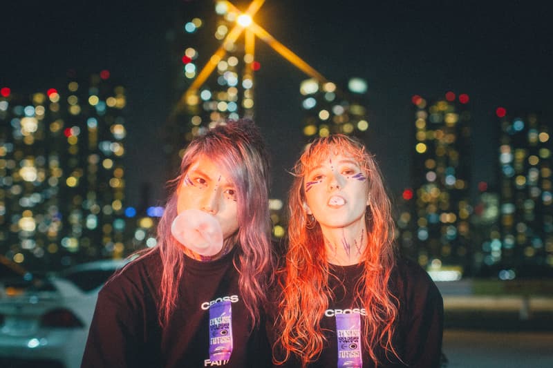 Crossfaith より2018年最初のマーチコレクションを紐解くルックブックが到着 仮想未来における“テクノロジー”にフォーカすると同時に、そこから生まれる人間の危機に警鐘を鳴らしたストリートレーベル顔負けのアイテムが登場  音楽とファッションはいつの時代も切っても切れない関係にある。しかし、最近ではマーチ（マーチャンダイジング）文化が急速に発展しており、各アーティストたちはアパレルでもアイデンティティを表現するようになった。とは言うものの、それには依然善し悪しがあるのもまた事実。だが、Crossfaith（クロスフェイス）はストリートシーンを追い続ける『HYPEBEAST』が唯一継続的にマーチを紹介する日本生まれのバンドである。  最新コレクションでは、Crossfaithが長年テーマに掲げてきた“未来”をさらに推し進め、仮想未来における“テクノロジー”にフォーカス。また、そこから生まれる人間の危機に警鐘を鳴らす形をとっているが、その中でもM-51には、CrossfaithのマーチをディレクションするHiroの考えが色濃く表現されている。本作は人類が六世紀以上前に絶滅した世界という設定の中で、その絶滅した人類の存在の調査のため火山灰に覆われた地球に降り立ち、使われた酸素濃度移行調査機とその調査員の述懐をテーマに、“Plastic Human”いうキーワードが背景に存在する。一見ネガティブに捉えられがちだが、そこには人間の可能性への問いかけがあり、希望があるのだ。  Hiroを含め、Crossfaithは今、環境的な教育へと目を向けており、人が見ない、もしくは怖いという感情から見ようとしない闇の部分にいち早く触れて、認識、そしてそれに伴う行動をとっていきたいと語る。彼らはファッションブランドではない。だからこそ、筆者としてはこれを1つのクリエイションとして捉え、今まで以上にCrossfaithの音楽と動向に期待していくべきだと感じている。ストリートレーベル顔負けのグラフィカルなアイテムは、オンラインストアでも一部購入することが可能なので、気になる方はオンラインストアを覗いてみてはいかがだろうか。