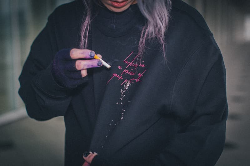 Crossfaith より2018年最初のマーチコレクションを紐解くルックブックが到着 仮想未来における“テクノロジー”にフォーカすると同時に、そこから生まれる人間の危機に警鐘を鳴らしたストリートレーベル顔負けのアイテムが登場  音楽とファッションはいつの時代も切っても切れない関係にある。しかし、最近ではマーチ（マーチャンダイジング）文化が急速に発展しており、各アーティストたちはアパレルでもアイデンティティを表現するようになった。とは言うものの、それには依然善し悪しがあるのもまた事実。だが、Crossfaith（クロスフェイス）はストリートシーンを追い続ける『HYPEBEAST』が唯一継続的にマーチを紹介する日本生まれのバンドである。  最新コレクションでは、Crossfaithが長年テーマに掲げてきた“未来”をさらに推し進め、仮想未来における“テクノロジー”にフォーカス。また、そこから生まれる人間の危機に警鐘を鳴らす形をとっているが、その中でもM-51には、CrossfaithのマーチをディレクションするHiroの考えが色濃く表現されている。本作は人類が六世紀以上前に絶滅した世界という設定の中で、その絶滅した人類の存在の調査のため火山灰に覆われた地球に降り立ち、使われた酸素濃度移行調査機とその調査員の述懐をテーマに、“Plastic Human”いうキーワードが背景に存在する。一見ネガティブに捉えられがちだが、そこには人間の可能性への問いかけがあり、希望があるのだ。  Hiroを含め、Crossfaithは今、環境的な教育へと目を向けており、人が見ない、もしくは怖いという感情から見ようとしない闇の部分にいち早く触れて、認識、そしてそれに伴う行動をとっていきたいと語る。彼らはファッションブランドではない。だからこそ、筆者としてはこれを1つのクリエイションとして捉え、今まで以上にCrossfaithの音楽と動向に期待していくべきだと感じている。ストリートレーベル顔負けのグラフィカルなアイテムは、オンラインストアでも一部購入することが可能なので、気になる方はオンラインストアを覗いてみてはいかがだろうか。