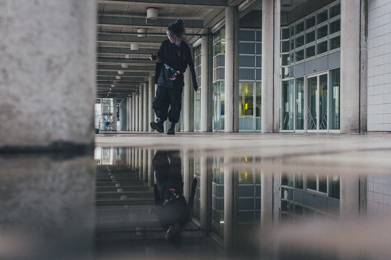 Crossfaith より2018年最初のマーチコレクションを紐解くルックブックが到着 仮想未来における“テクノロジー”にフォーカすると同時に、そこから生まれる人間の危機に警鐘を鳴らしたストリートレーベル顔負けのアイテムが登場  音楽とファッションはいつの時代も切っても切れない関係にある。しかし、最近ではマーチ（マーチャンダイジング）文化が急速に発展しており、各アーティストたちはアパレルでもアイデンティティを表現するようになった。とは言うものの、それには依然善し悪しがあるのもまた事実。だが、Crossfaith（クロスフェイス）はストリートシーンを追い続ける『HYPEBEAST』が唯一継続的にマーチを紹介する日本生まれのバンドである。  最新コレクションでは、Crossfaithが長年テーマに掲げてきた“未来”をさらに推し進め、仮想未来における“テクノロジー”にフォーカス。また、そこから生まれる人間の危機に警鐘を鳴らす形をとっているが、その中でもM-51には、CrossfaithのマーチをディレクションするHiroの考えが色濃く表現されている。本作は人類が六世紀以上前に絶滅した世界という設定の中で、その絶滅した人類の存在の調査のため火山灰に覆われた地球に降り立ち、使われた酸素濃度移行調査機とその調査員の述懐をテーマに、“Plastic Human”いうキーワードが背景に存在する。一見ネガティブに捉えられがちだが、そこには人間の可能性への問いかけがあり、希望があるのだ。  Hiroを含め、Crossfaithは今、環境的な教育へと目を向けており、人が見ない、もしくは怖いという感情から見ようとしない闇の部分にいち早く触れて、認識、そしてそれに伴う行動をとっていきたいと語る。彼らはファッションブランドではない。だからこそ、筆者としてはこれを1つのクリエイションとして捉え、今まで以上にCrossfaithの音楽と動向に期待していくべきだと感じている。ストリートレーベル顔負けのグラフィカルなアイテムは、オンラインストアでも一部購入することが可能なので、気になる方はオンラインストアを覗いてみてはいかがだろうか。