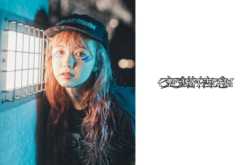 Crossfaith より2018年最初のマーチコレクションを紐解くルックブックが到着 仮想未来における“テクノロジー”にフォーカすると同時に、そこから生まれる人間の危機に警鐘を鳴らしたストリートレーベル顔負けのアイテムが登場  音楽とファッションはいつの時代も切っても切れない関係にある。しかし、最近ではマーチ（マーチャンダイジング）文化が急速に発展しており、各アーティストたちはアパレルでもアイデンティティを表現するようになった。とは言うものの、それには依然善し悪しがあるのもまた事実。だが、Crossfaith（クロスフェイス）はストリートシーンを追い続ける『HYPEBEAST』が唯一継続的にマーチを紹介する日本生まれのバンドである。  最新コレクションでは、Crossfaithが長年テーマに掲げてきた“未来”をさらに推し進め、仮想未来における“テクノロジー”にフォーカス。また、そこから生まれる人間の危機に警鐘を鳴らす形をとっているが、その中でもM-51には、CrossfaithのマーチをディレクションするHiroの考えが色濃く表現されている。本作は人類が六世紀以上前に絶滅した世界という設定の中で、その絶滅した人類の存在の調査のため火山灰に覆われた地球に降り立ち、使われた酸素濃度移行調査機とその調査員の述懐をテーマに、“Plastic Human”いうキーワードが背景に存在する。一見ネガティブに捉えられがちだが、そこには人間の可能性への問いかけがあり、希望があるのだ。  Hiroを含め、Crossfaithは今、環境的な教育へと目を向けており、人が見ない、もしくは怖いという感情から見ようとしない闇の部分にいち早く触れて、認識、そしてそれに伴う行動をとっていきたいと語る。彼らはファッションブランドではない。だからこそ、筆者としてはこれを1つのクリエイションとして捉え、今まで以上にCrossfaithの音楽と動向に期待していくべきだと感じている。ストリートレーベル顔負けのグラフィカルなアイテムは、オンラインストアでも一部購入することが可能なので、気になる方はオンラインストアを覗いてみてはいかがだろうか。