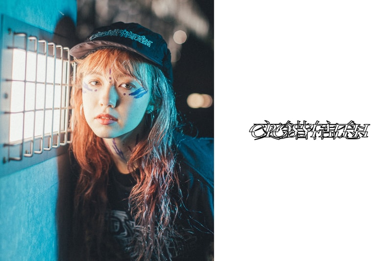 Crossfaith より2018年最初のマーチコレクションを紐解くルックブックが到着 仮想未来における“テクノロジー”にフォーカすると同時に、そこから生まれる人間の危機に警鐘を鳴らしたストリートレーベル顔負けのアイテムが登場  音楽とファッションはいつの時代も切っても切れない関係にある。しかし、最近ではマーチ（マーチャンダイジング）文化が急速に発展しており、各アーティストたちはアパレルでもアイデンティティを表現するようになった。とは言うものの、それには依然善し悪しがあるのもまた事実。だが、Crossfaith（クロスフェイス）はストリートシーンを追い続ける『HYPEBEAST』が唯一継続的にマーチを紹介する日本生まれのバンドである。  最新コレクションでは、Crossfaithが長年テーマに掲げてきた“未来”をさらに推し進め、仮想未来における“テクノロジー”にフォーカス。また、そこから生まれる人間の危機に警鐘を鳴らす形をとっているが、その中でもM-51には、CrossfaithのマーチをディレクションするHiroの考えが色濃く表現されている。本作は人類が六世紀以上前に絶滅した世界という設定の中で、その絶滅した人類の存在の調査のため火山灰に覆われた地球に降り立ち、使われた酸素濃度移行調査機とその調査員の述懐をテーマに、“Plastic Human”いうキーワードが背景に存在する。一見ネガティブに捉えられがちだが、そこには人間の可能性への問いかけがあり、希望があるのだ。  Hiroを含め、Crossfaithは今、環境的な教育へと目を向けており、人が見ない、もしくは怖いという感情から見ようとしない闇の部分にいち早く触れて、認識、そしてそれに伴う行動をとっていきたいと語る。彼らはファッションブランドではない。だからこそ、筆者としてはこれを1つのクリエイションとして捉え、今まで以上にCrossfaithの音楽と動向に期待していくべきだと感じている。ストリートレーベル顔負けのグラフィカルなアイテムは、オンラインストアでも一部購入することが可能なので、気になる方はオンラインストアを覗いてみてはいかがだろうか。